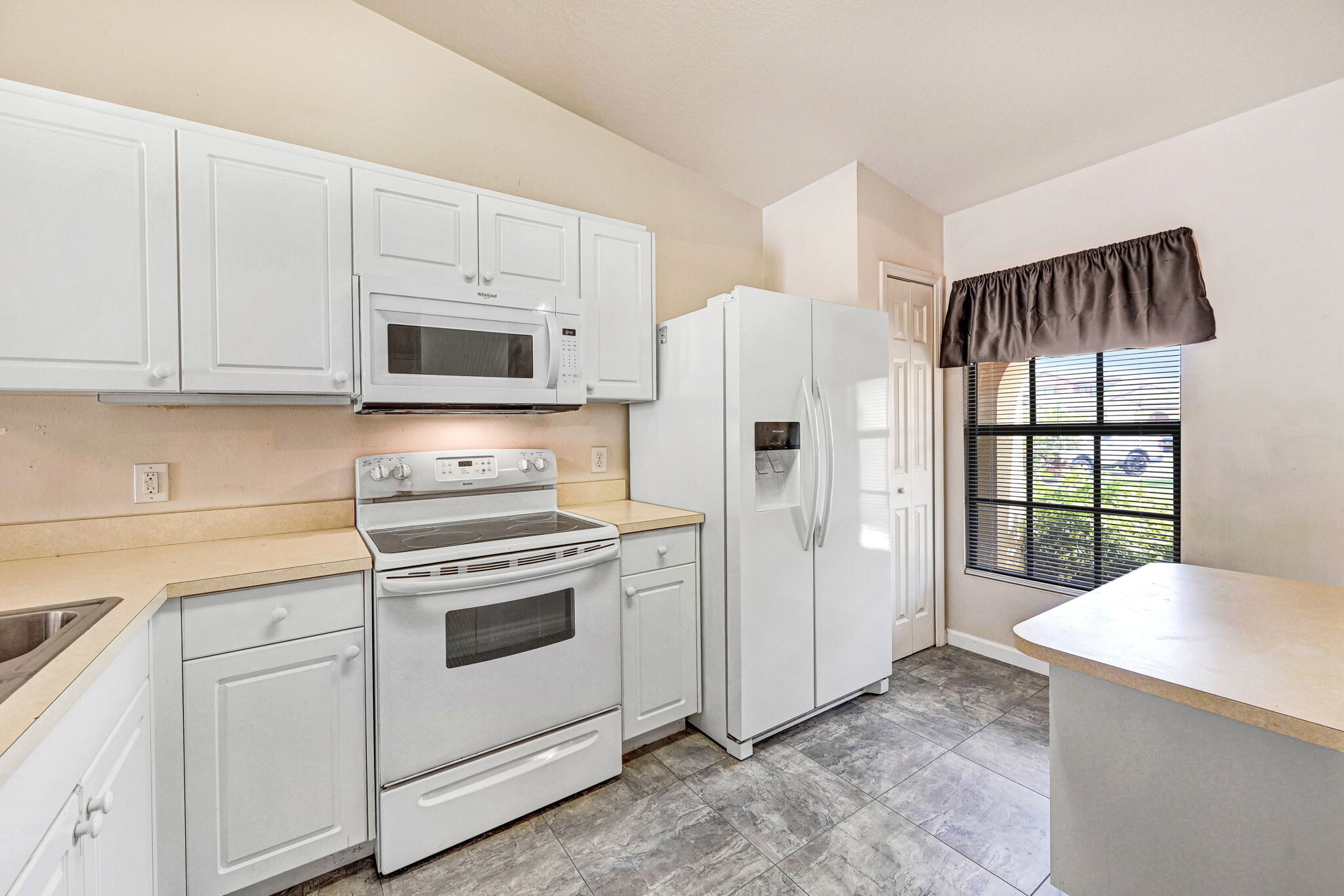 Kitchen - 1140 Luminary Cir