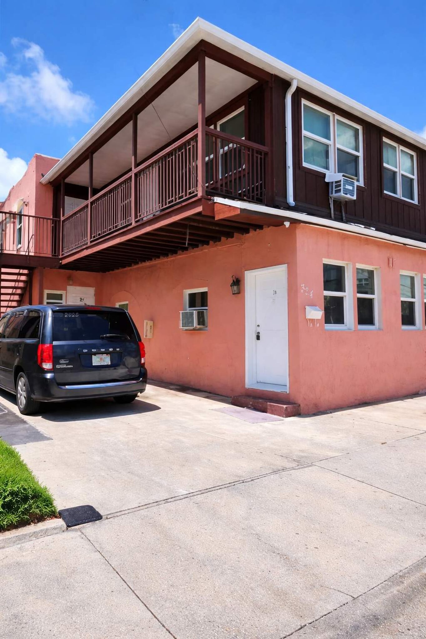 Building Photo - 324 Van Buren St