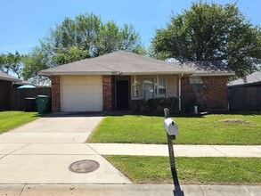 Building Photo - Beautiful 3 Bedroom 2 Bath Home