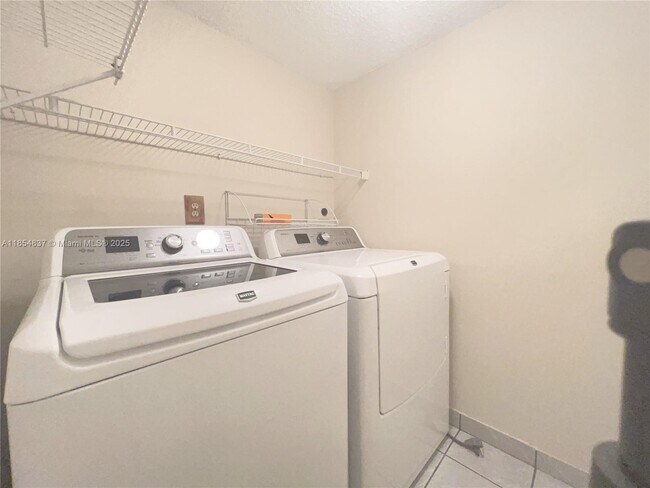Building Photo - 9255 SW 125th Ave