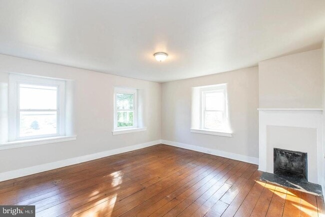 Building Photo - 211 Gale Ln