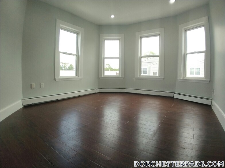 Building Photo - 44 Fenton St