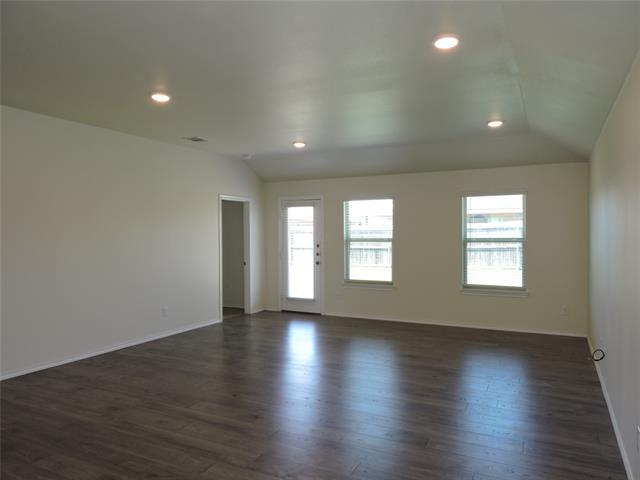 Building Photo - 305 Silo Cir