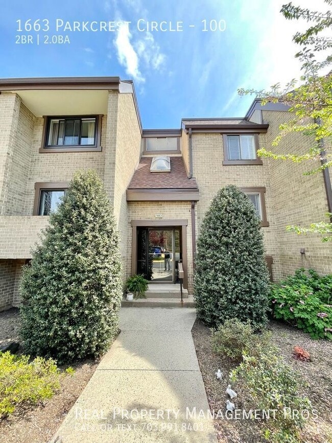 Building Photo - 1663 Parkcrest Cir