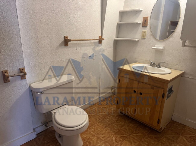 Building Photo - 2 bedroom + Office upstairs - 1/2 OFF 1ST ...