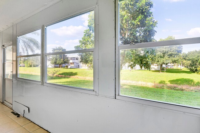 Building Photo - 541 Saxony Dr