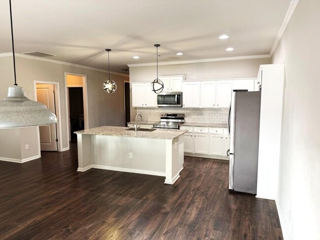 Building Photo - 113 Candler Park Dr