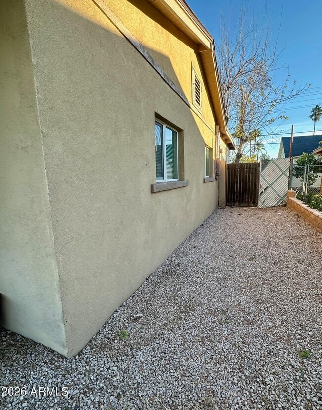 Building Photo - 3125 E Oak St