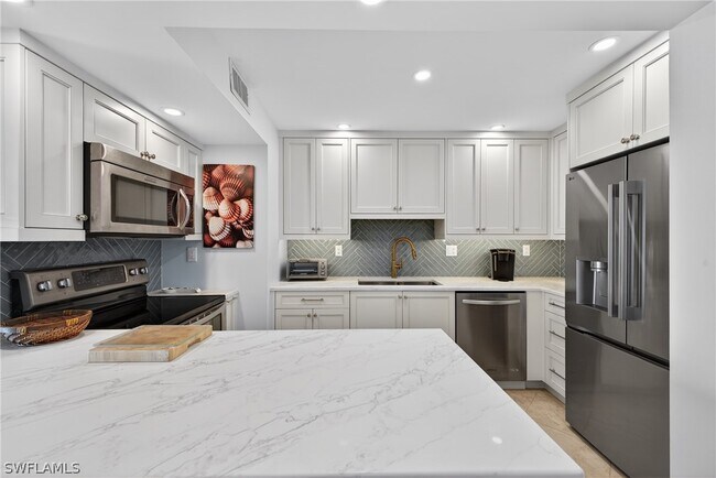 Building Photo - 3443 Gulf Shore Blvd N