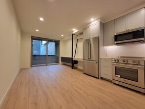 Building Photo - Newer Ballard Townhome with Plenty of Outdoor Space for Rent