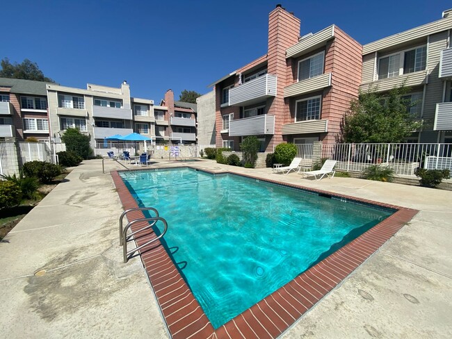 Building Photo - Incredibly Spacious 2 Bedroom/2Bath Condo ...