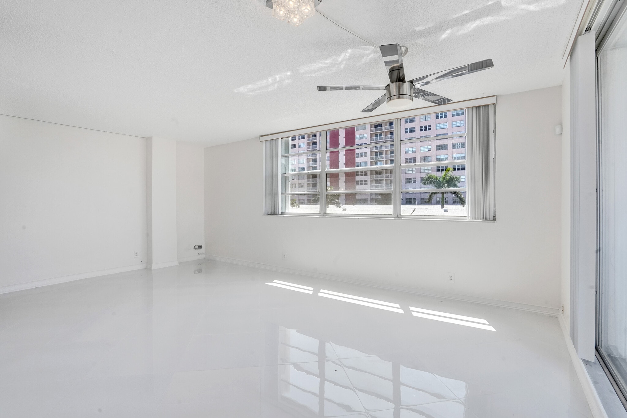 Building Photo - 3113 S Ocean Dr