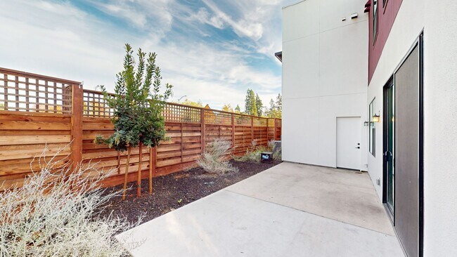Building Photo - Beautiful and Bright 3 Bedroom 2.5 Bathroom Home with 2 Car Tandem Garage! PG&E Included!