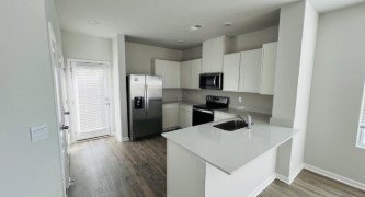 Building Photo - 4 Bed / 3 Bath Town Home in Lebanon - Newe...