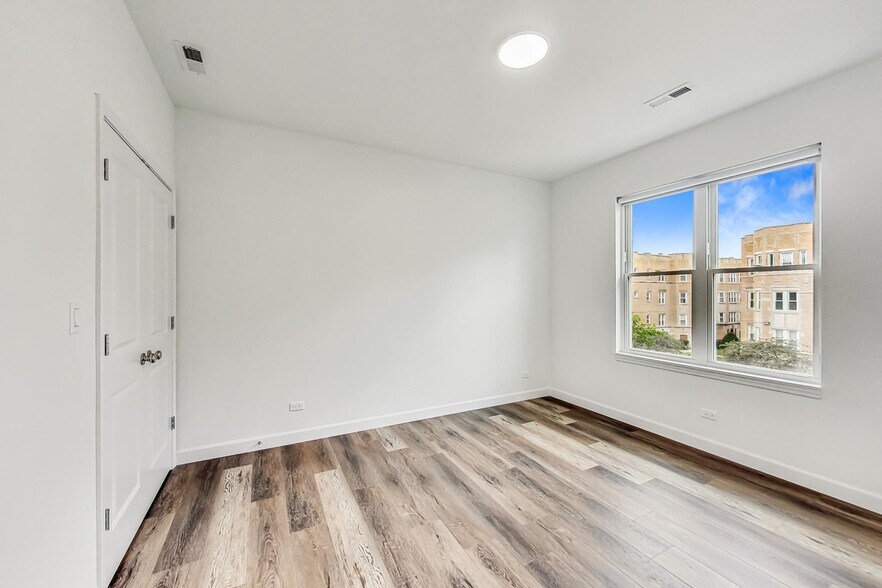 Building Photo - 6135 S Kimbark Ave