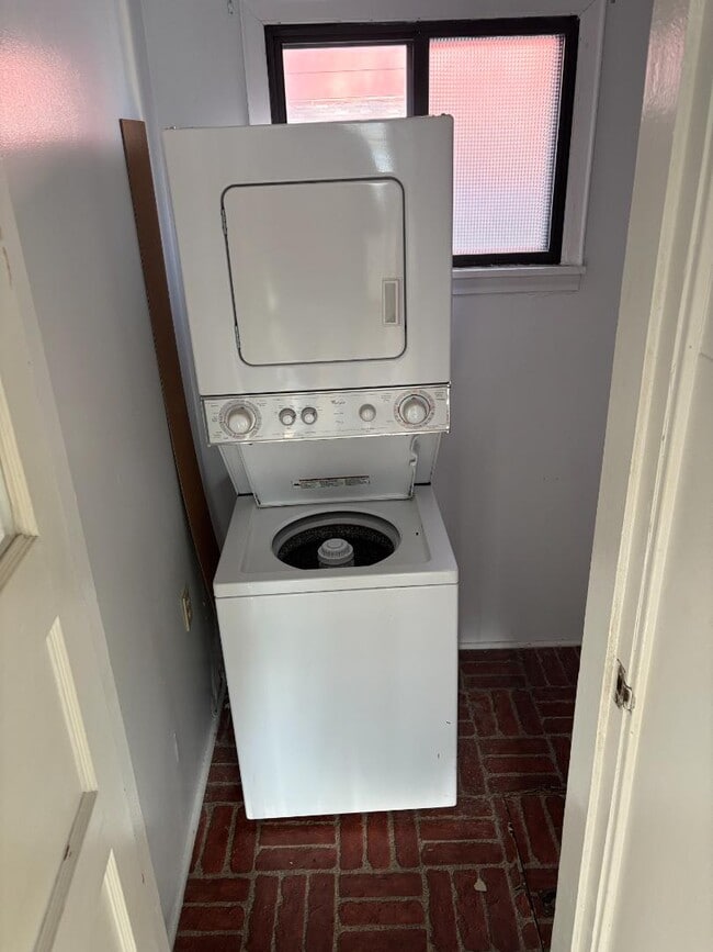 Building Photo - 613 Sage Ave