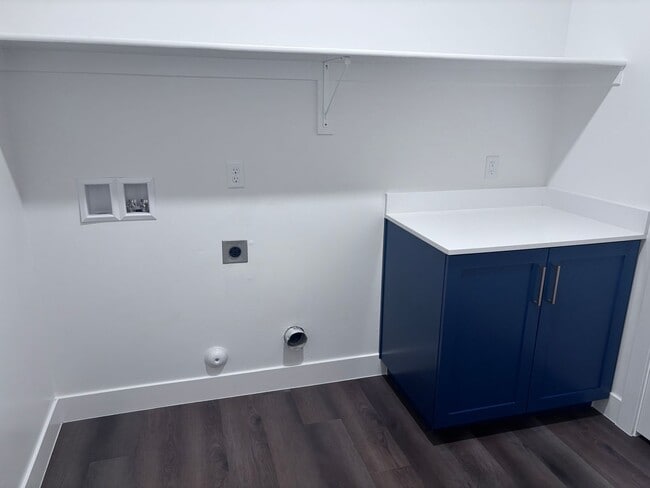 Building Photo - 3 bed | 2.5 bath single story with office