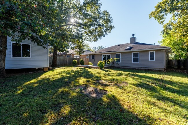 Building Photo - 208 Mountain Creek Dr