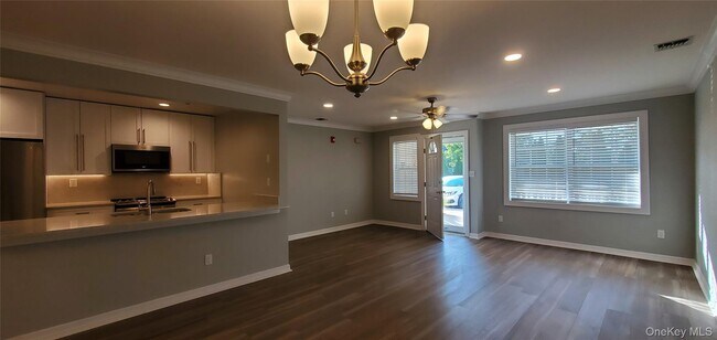 Building Photo - 81 Secatogue Ave