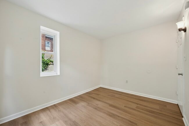 Building Photo - 109 W Queen Ln