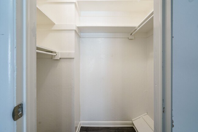 Building Photo - Stunning 3-Bedroom Property / With Shelter