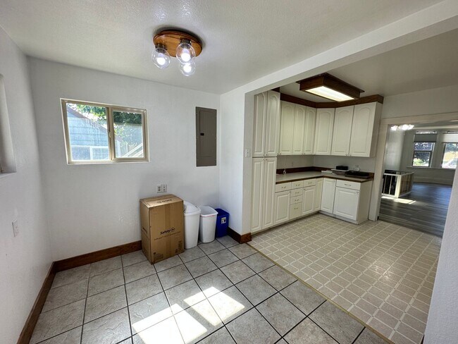 Building Photo - Remodeled Downtown Ellensburg Home
