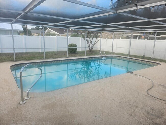 Building Photo - 332 2nd St W