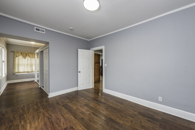 Building Photo - 415 W Ridgeland Ave