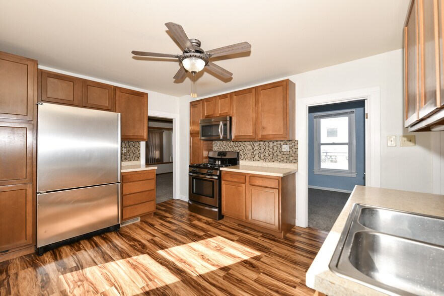 Building Photo - 422 S 89th St