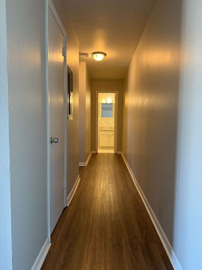 Building Photo - 2 Bedroom Unit was recently renovated. Live walking distance from the downtown square or steps fr...