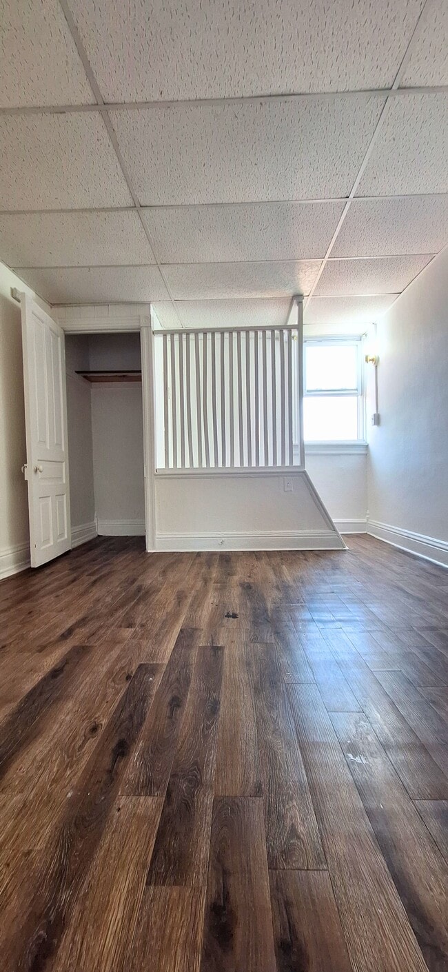 Building Photo - 925 1/2 W Liberty St