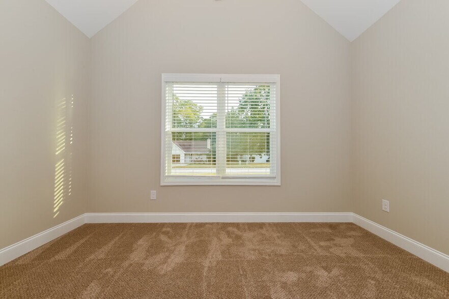 Building Photo - 320 Woodland Ridge Cir