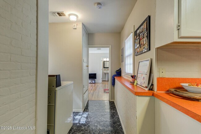 Building Photo - Charming & Unique 4 Bedroom