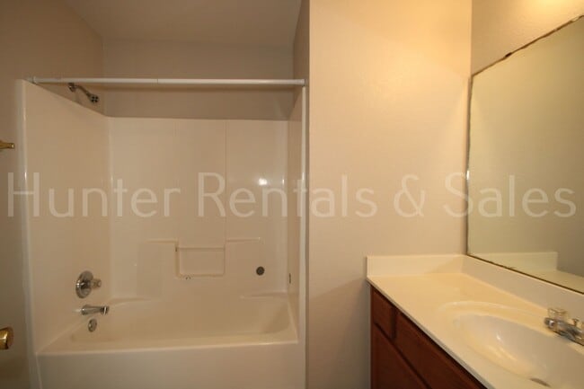 Building Photo - Spacious!