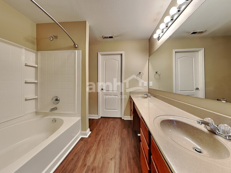 Building Photo - 853 Colonial Way