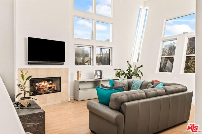Building Photo - 502 Rosecrans Ave