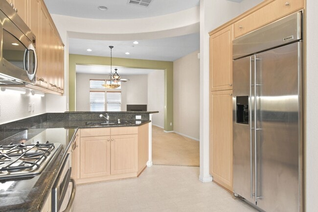 Building Photo - Act Fast: Charming Townhome in Central San...
