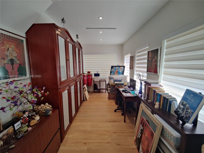 Building Photo - 1823 S Bayshore Ln