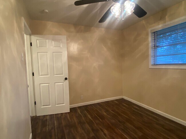 Building Photo - 3 BEDROOM NEAR BONHAM MIDDLE SCHOOL, EASY COMMUTE