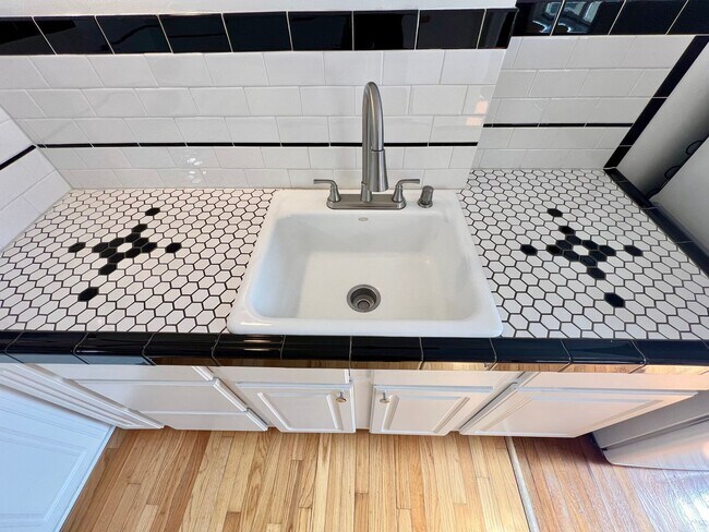 Building Photo - Historic Studio in Prime Alphabet District Location! Move in Special!