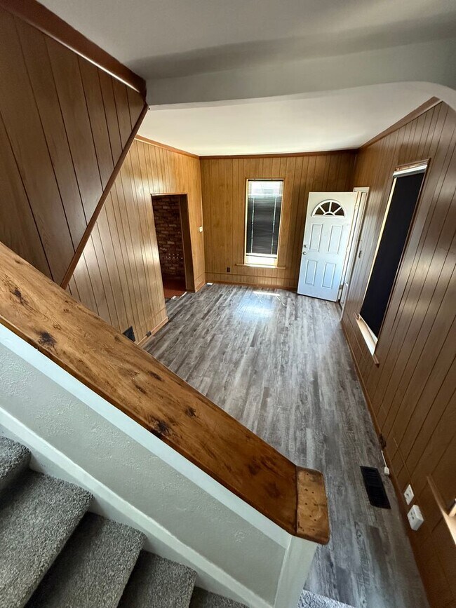 Building Photo - 2 Bed Room 1 Bath