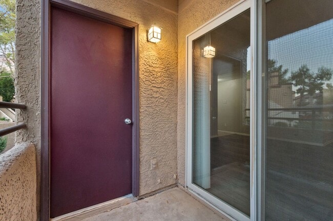 Building Photo - Stunning 3 bedrooms 2 full bathrooms first...