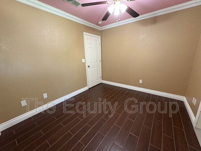 Building Photo - 744 W Buena Vista Ave