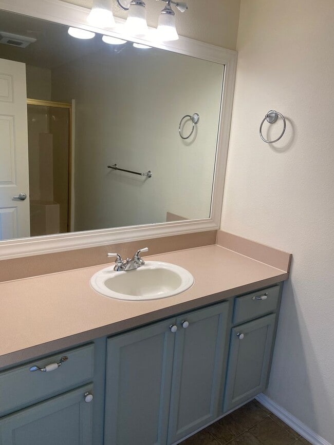 Building Photo - Spacious 3-Bedroom, 2.5-Bath Townhouse In ...