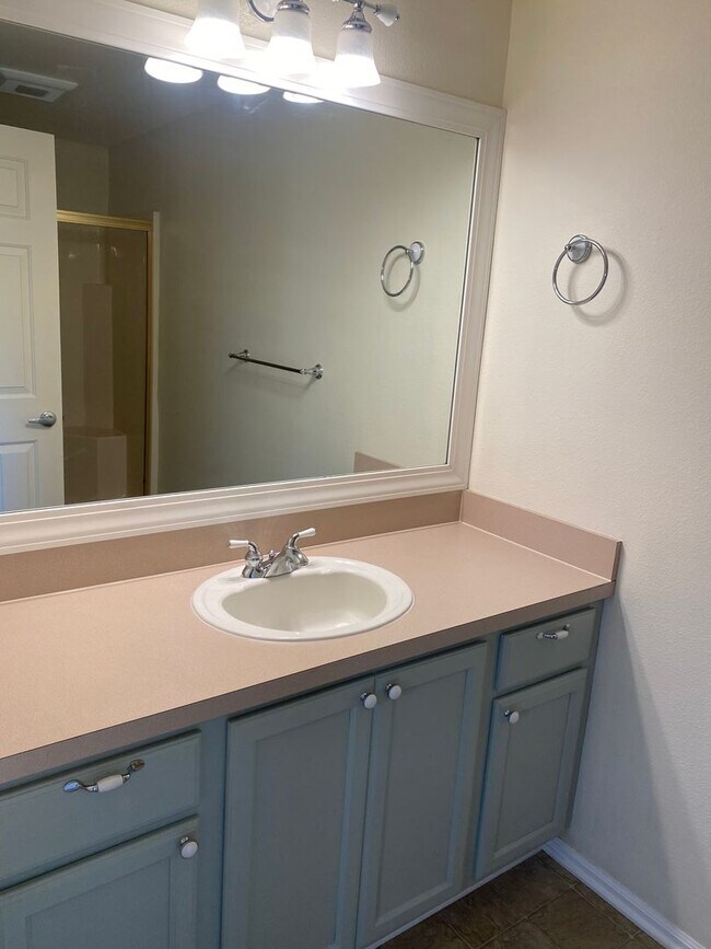 Building Photo - Spacious 3-Bedroom, 2.5-Bath Townhouse Nea...