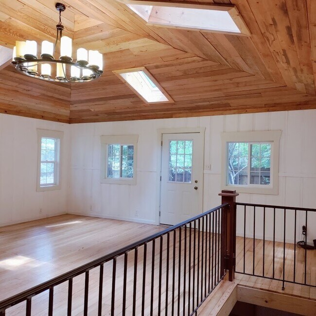 Building Photo - Charming Home Nestled in the Redwoods