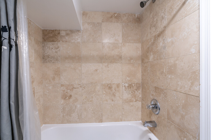 bathroom tub/shower combo - 1818 Calvert St NW