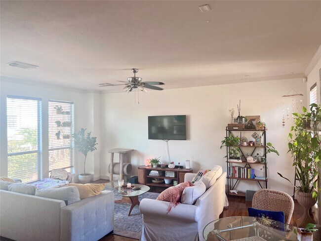 Building Photo - 1113 Peveto St