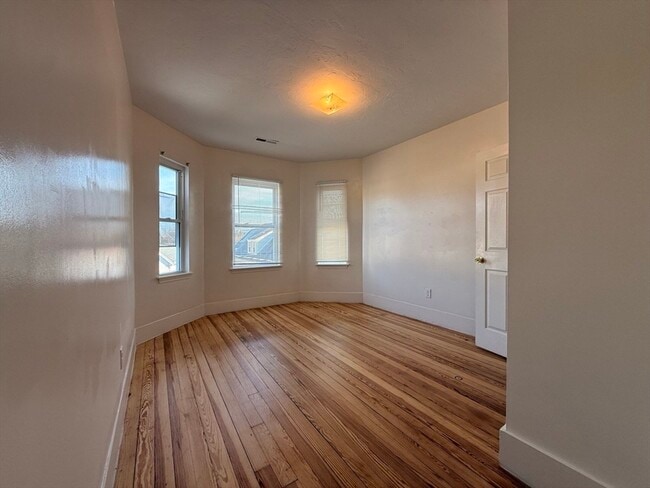 Building Photo - 9-11 Richardson St