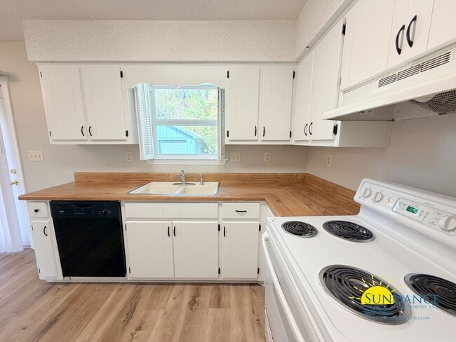 Building Photo - Newly Renovated 3 Bedroom with Oversized detached workshop/garage!